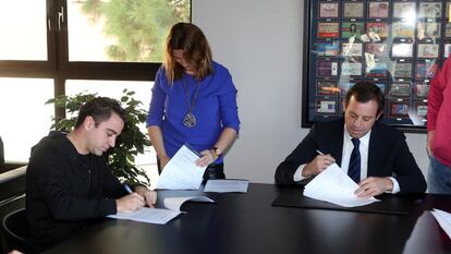 28/01/13. Xavi firma su renovación con el Barcelona.