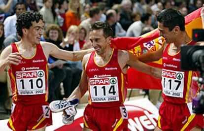 Alberto García (en el centro), Antonio J. Pentinel (a la derecha) y Jesús España celebran sobre la pista su triplete en los 3.000 metros.