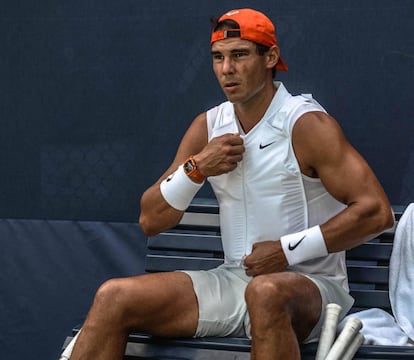 Rafa Nadal, durante el entrenamiento del lunes con el chaleco de hielo diseñado por Nike para refrigerar su cuerpo ante las altas temperaturas de estos días en el US Open de Nueva York.