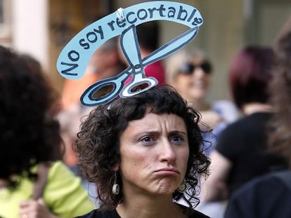 Una docente en una de las marchas contra los recortes en Valencia.