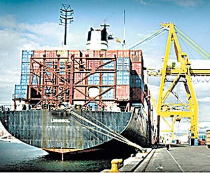 Buque cargado con contenedores, el pasado viernes, en el puerto de Valencia. Desde esta ciudad se coordina la fiscalización del sindicato internacional ITF a los buques mercantes.