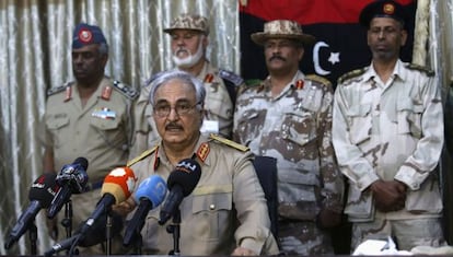 El general Khalifa Hiftar durante una conferencia de prensa el miércoles en un club deportivo en Abyar, al este de Bengasi.