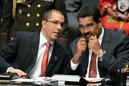 Venezuela&#039;s Vice President Jorge Arreaza (l) speaks with President Nicolas Maduro.