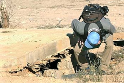 Un inspector de armas de la ONU examina un pequeño refugio en la fábrica Al Amer, en la provincia iraquí de Ramadi.