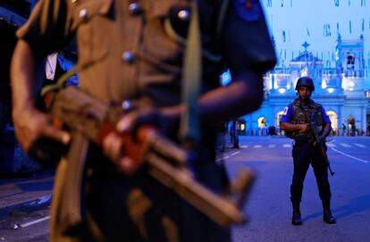 Personal de seguridad hace guardia frente al Santuario de San Antonio, días después de una serie de atentados suicidas con bombas el Domingo de Pascua, en Colombo (Sri Lanka).