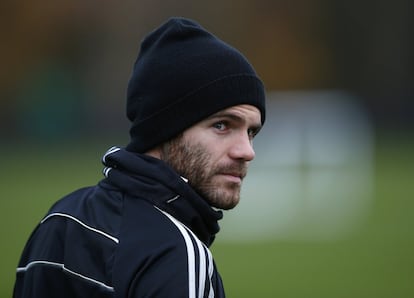 Juan Mata llega al entrenamiento del Chelsea en Stoke D'Abernon, al sur de Londres.