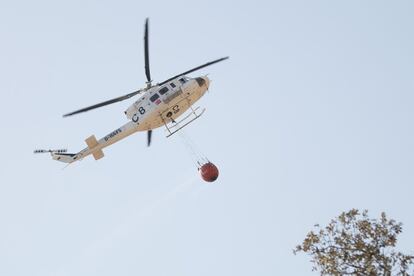 Uno de los dos helicópteros que ha tenido asignados Infoca antes de descargar el agua.