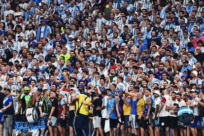 Aficionados argentinos en las gradas del estadio Lusail de Qatar.