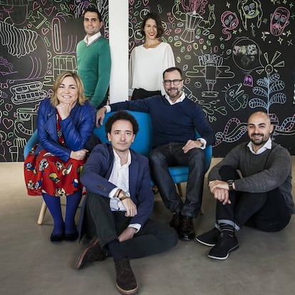 David Troya and Izanami Martínez (standing up); Sira Pérez de la Coba and James Costos (sitting); and Miguel Arias and Lluc Martí (on the floor).