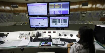 Una trabajadora en una central eléctrica en Sao Jose da Barra (Brasil)