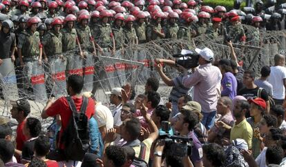 Fuerzas militares y de seguridad custodian el Constitucional.