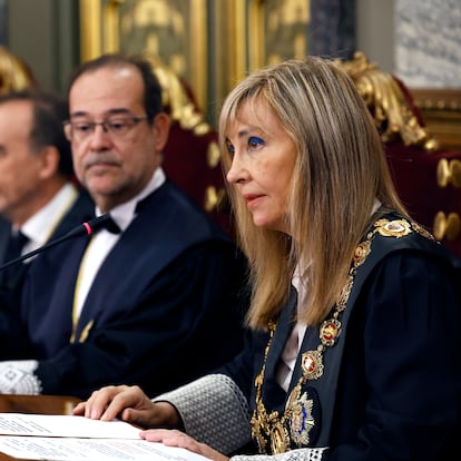 MADRID, 08/10/2024.- La presidenta del Tribunal Supremo (TS) y del Consejo General del Poder Judicial (CGPJ), Isabel Perelló (d), interviene durante la toma de posesión del magistrado de la Sala de lo Contencioso-Administrativo del TS Dimitry Berberoff (2d) como vicepresidente del alto tribunal este martes. EFE/ Javier Lizon // POOL
