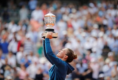 Halep alza el trofeo de campeona de Roland Garros en 2019.