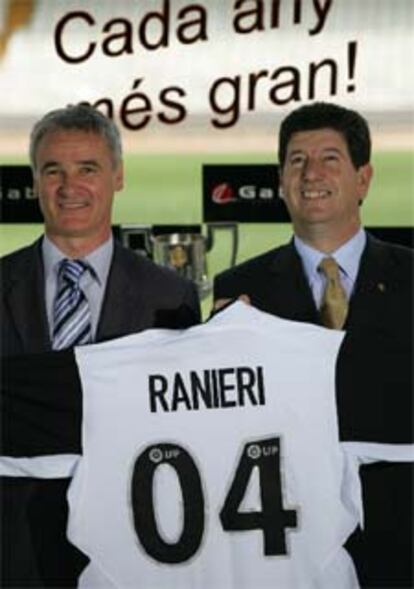 Claudio Ranieri, junto a Jaime Ortí, durante su presentación.