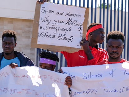 Protesta de emigrantes subsaharianos en el CETI de Melilla, este lunes.