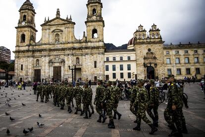 Un grupo del ejército colombiano cruza la plaza de Simón Bolivar. En determinadas horas del día, las calles del centro de Bogotá registran la visita del Ejército para garantizar la seguridad de la zona.