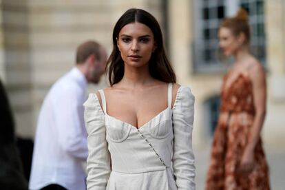 La actriz y modelo británico-estadounidense Emily Ratajkowski, a su llegada al desfile de Dior.