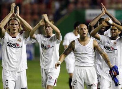 Los jugadores del Sevilla celebran la victoria