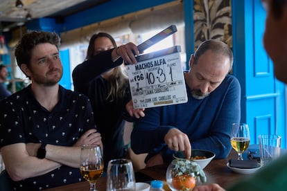 Gorka Otxoa y Fele Martínez, en el rodaje de 'Machos Alfa'.