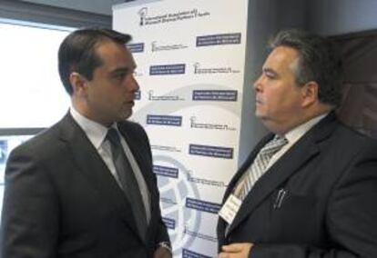 El presidente de "International Association of Microsoft Channel Partners" (IAMPC) Ignacio Sainz de Baranda (i) conversa con Jesús López (d) , socio director de la empresa de software Syntax al término del V Evento Social de IAMPC en España, celebrado hoy en Zaragoza para conocer la nueva estrategia de Microsoft anunciada hace unos meses y orientada a "devices and services".