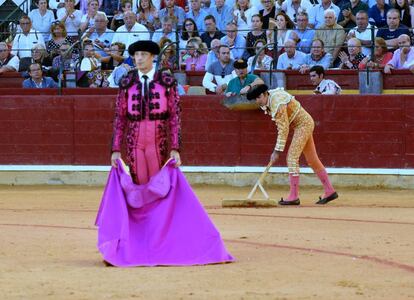 Miguel Ángel Perera limpia el charco de sangre dejado por Mariano de la Viña en Zaragoza.