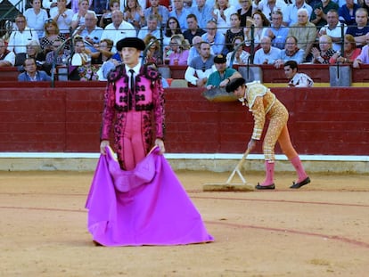Miguel Ángel Perera limpia el charco de sangre dejado por Mariano de la Viña en Zaragoza.