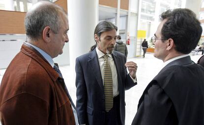 Juan Ignacio Blanco (centro), con su abogado Francisco Masset (derecha) y Fernando Garciá, padre de una de las niñas de Alcàsser.