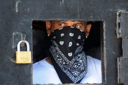 Un líder de la pandilla 18 permanece al interior de una celda.