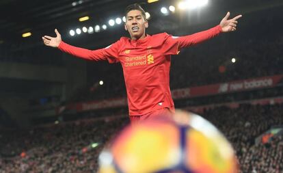 Roberto Firmino se lamenta tras fallar una ocasión en el partido del Liverpool contra el Stoke.