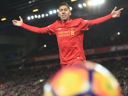 Roberto Firmino se lamenta tras fallar una ocasi&oacute;n en el partido del Liverpool contra el Stoke.