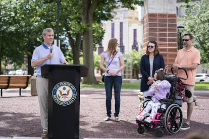 O democrata Matt Cartwright fala sobre saúde aos moradores de Wilkes-Barre.