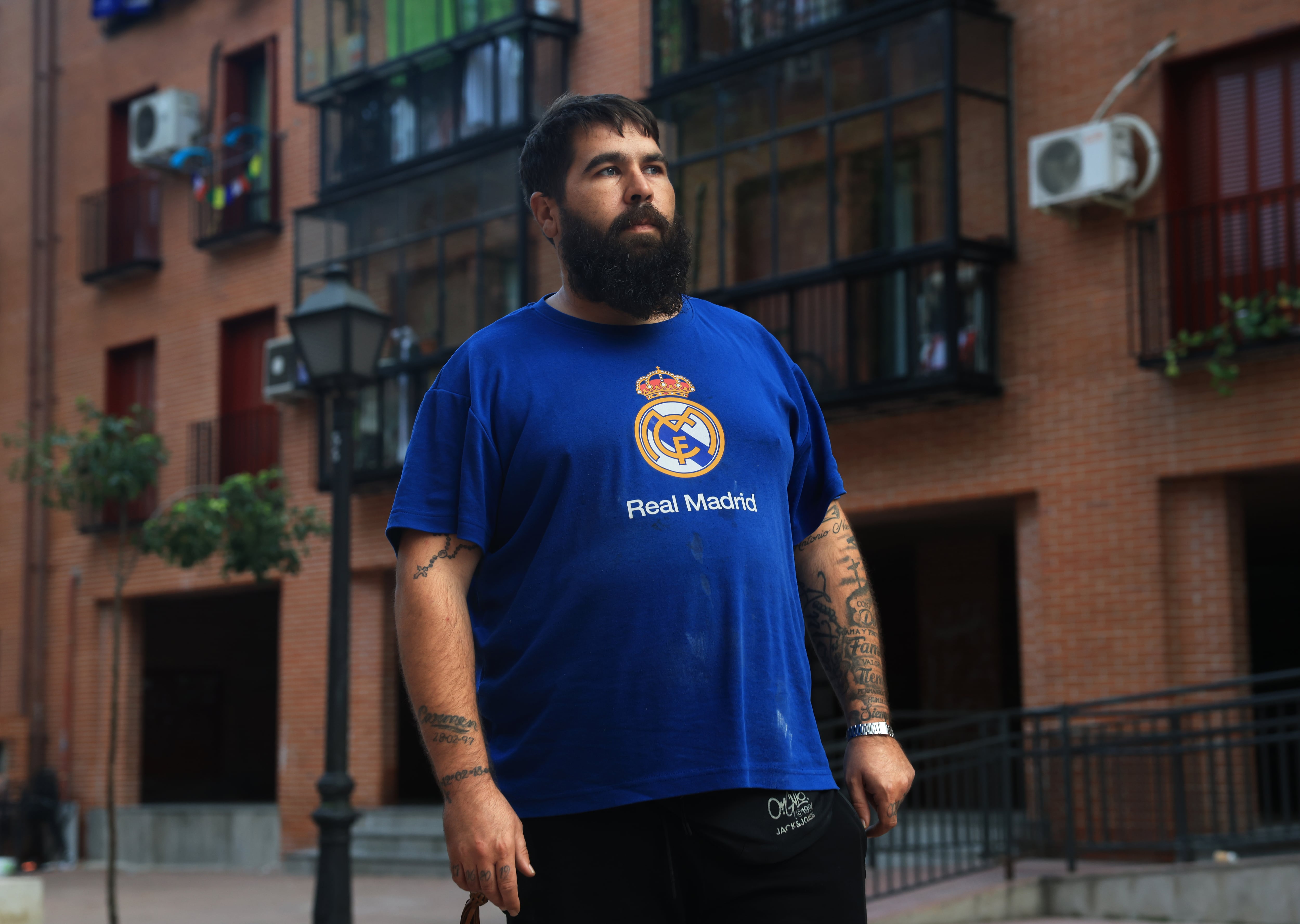 Dvd 1341 (19-10-26).  Manuel frente a la vivienda donde reside en la calle Camino Alto de San Isidro en Madrid.
JAIME VILLANUEVA