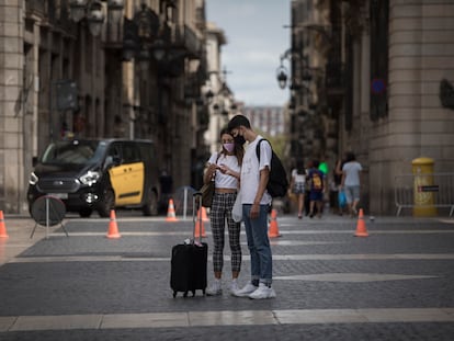 Unos turistas en la plaza de Sant Jaume de Barcelona.