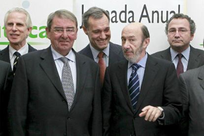 Alfredo Pérez Rubalcaba (derecha) junto a Alejandro Echevarría. Detrás (de izquierda a derecha), Giuseppe Tringali, Silvio González y Manuel Polanco, ayer en la jornada anual de Uteca.