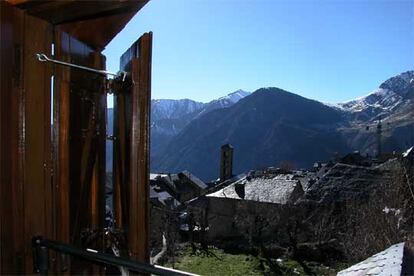 Desde el hotel se divisa la iglesia romnica de Santa Mara, en el casco antiguo del pueblo de Tall.