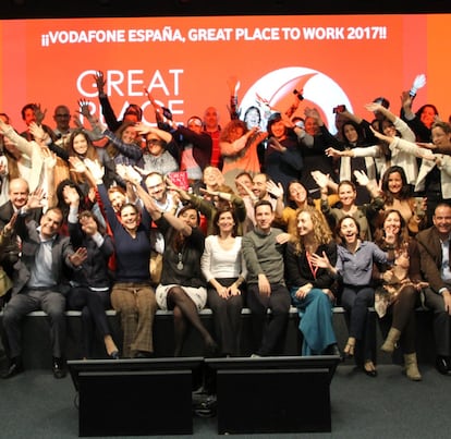 <p>Para <a href="http://www.greatplacetowork.es/mejores-empresas/las-mejores-empresas-para-trabajar-en-espana">Great Place to Work</a> Vodafone es la mejor tecnológica con más de 1.000 empleados para trabajar en España. Entre sus ventajas, la compañía destaca el seguro de salud (abona el 100% de la póliza del empleado y asume el 50% del coste de la póliza de sus familiares) y el plan de pensiones (el empleado realiza aportaciones para su plan y la empresa duplica esa cantidad hasta un máximo del 4% del salario bruto). Las futuras madres tienen la posibilidad de disfrutar de un permiso retribuido de 15 días antes de la fecha del nacimiento del bebé. Después, pueden reducir su jornada, trabajando 30 horas a la semana durante los seis meses siguientes a la reincorporación sin reducción salarial e, incluso, pedirse una excedencia de cuatro años. Las familias numerosas (más de dos hijos) perciben una ayuda mensual de 30 euros por cada uno de ellos y, si tiene alguna discapacidad, 143 euros. En cuanto al modelo de trabajo, la compañía explica que hay flexibilidad laboral y que en las oficinas no existen mesas asignadas, con el objetivo de que cualquiera pueda trabajar donde considere y fomentar así la interacción entre empleados.</p>