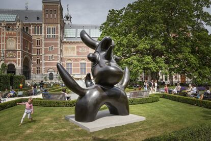 El artista Joan Miró (1893-1983) protagoniza una exposición con una veintena de sus esculturas en el parterre que rodea al Rijksmuseum de Ámsterdam. Una de estas piezas es 'Pájaro Lunar'.