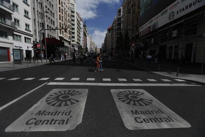 Señalización de Madrid Central en la calzada de la Gran Vía.