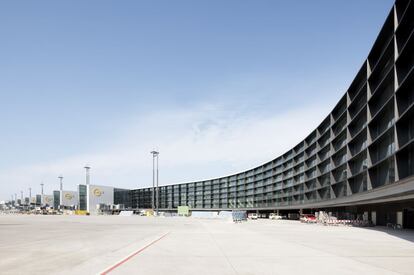 Ampliación de la terminal A del aeropuerto de Frankfurt (Alemania), del estudio de arquitectos GMP, un espacio de líneas elegantísimas y una sobriedad característica de algunos de los más destacados equipos de la actual arquitectura alemana.