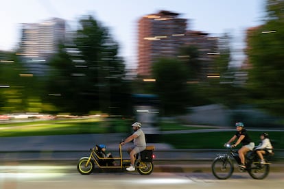 Una familia anda en bicicleta al atardecer en Santiago, Chile, en febrero de 2025.