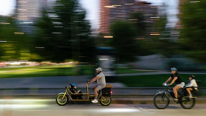 Una familia anda en bicicleta al atardecer en Santiago, Chile, en febrero de 2025.