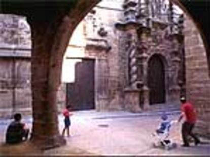 Portada de la iglesia de Calaceite (Teruel), en la plaza del Ayuntamiento.