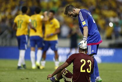 Los jugadores de Venezuela José Salomón Rondón, abajo, y Alain Baroja lamentan su derrota ante Brasil como visitante durante el segundo partido clasificatorio para el Mundial. En la primera fecha, el equipo bolivariano perdió 0-1 contra Paraguay.