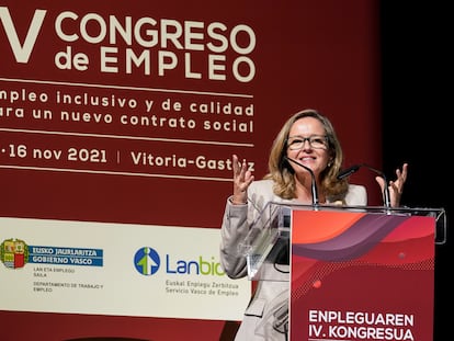 La vicepresidenta primera y Ministra de Asuntos Económicos y Transformación Digital, Nadia Calviño, interviene en la inauguración del IV Congreso de Empleo 2021, en Vitoria.