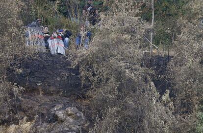 Varios mineros se ocultan de la policía durante la octava jornada de huelga en el sector minero.