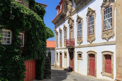 Es una villa olvidada encima del Duero, por lo que sorprende aún más su abundancia de casas de granito con grandes blasones datados en el siglo XVIII. Su pasado glorioso se estiró al siglo XIX, cuando esta aldea salvó los viñedos de la región, pues aquí se comenzó a luchar y a encontrar remedio al mal de la filoxera que recorrió Europa. Hoy tiene un museo dedicado a este mal que arruinó a muchas bodegas de vino de Oporto.