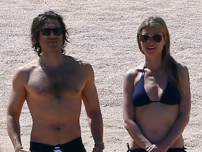 Brad Falchuk y Gwyneth Paltrow en Cabo San Lucas, México, en abril de 2017.