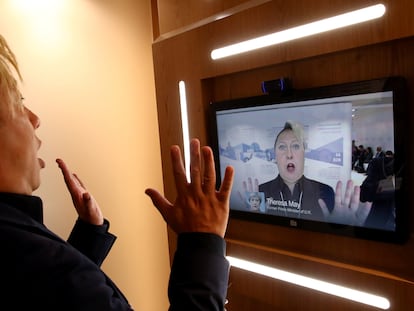 Professor de ciência da computação da Universidade do Sul da Califórnia, Hao Li demonstra 'deepfake' da ex-primeira-ministra britânica Theresa May no Fórum Econômico Mundial, em janeiro.