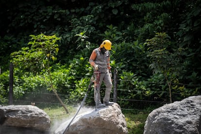 Un trabajador de las vías públicas en una carretera de Colombia.
