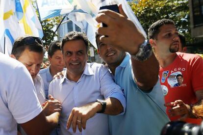 A&eacute;cio em um ato de campanha no Rio, no dia 25.